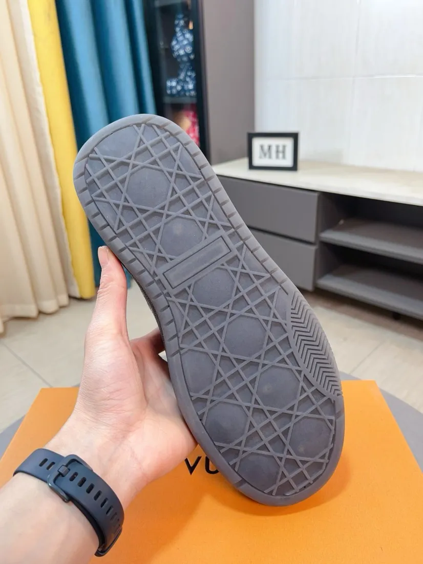 Men's shoes 💰438🌹🌹【LOUIS VUITTON】Same style on Louis Vuitton* official website🚹Men's high-top casual shoes❤️Same style as popular celebrities and big names ~ Best-selling at home and abroad Lv focuses on the checkerboard series...Imported first-layer cowhide with special fabrics➕Full sheep leather lining➕Brand-specific hollow outsole💎Produced by OEM The highest version🔍🔍Number of codes: 38-44,